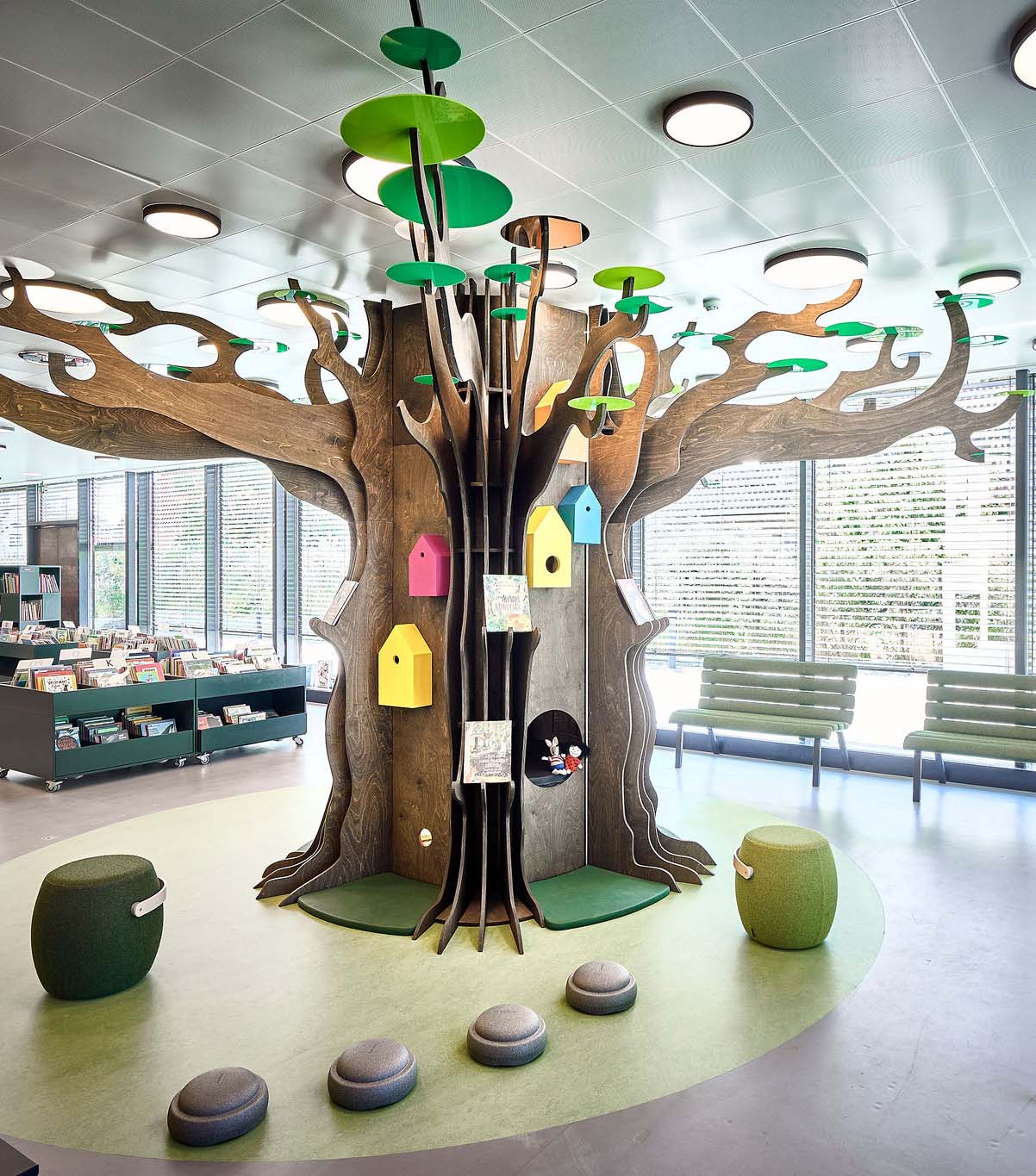 Træ med børneaktiviteter på bibliotek.